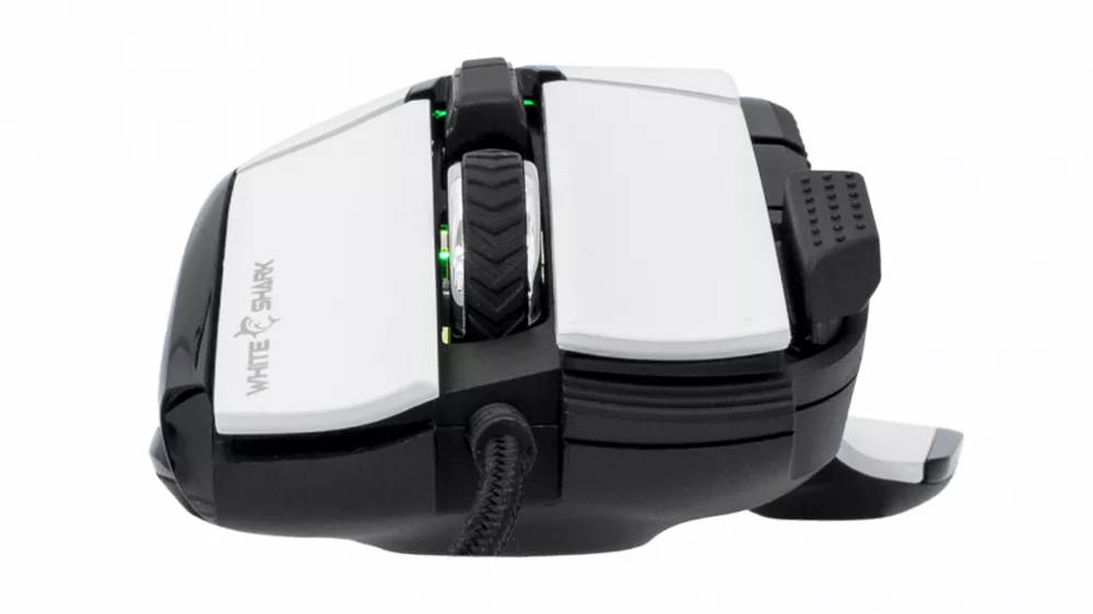 Hern&aacute; my&scaron; White Shark MARROK GM-9006 white RGB v bielom preveden&iacute; na neutr&aacute;lnom pozad&iacute; zobrazuj&uacute;ca kompletn&yacute; dizajn my&scaron;i s RGB podsvieten&iacute;m